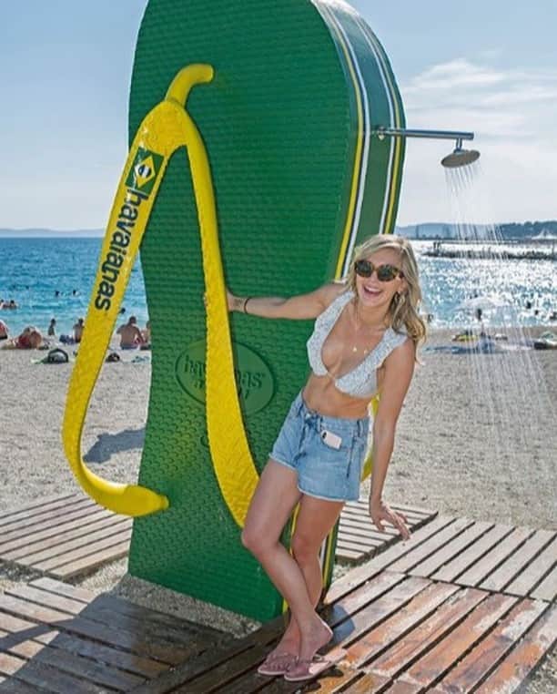 Havaianas Europeさんのインスタグラム写真 - (Havaianas EuropeInstagram)「Cool off this summer at one of our exclusive Havaianas Beach Showers. They are the perfect way to wash away the day and get a selfie. #Beach #Shower #Summer」8月28日 23時30分 - havaianaseurope