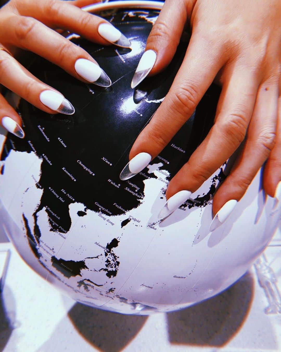 MARISのインスタグラム：「Thank you for the prettiest nails❤︎ @yuu_colorsnail @colorsnail.official  ネイル新しくしたよ❤︎ #newnail #naildesign #clearnails #fashion #travelphotography」