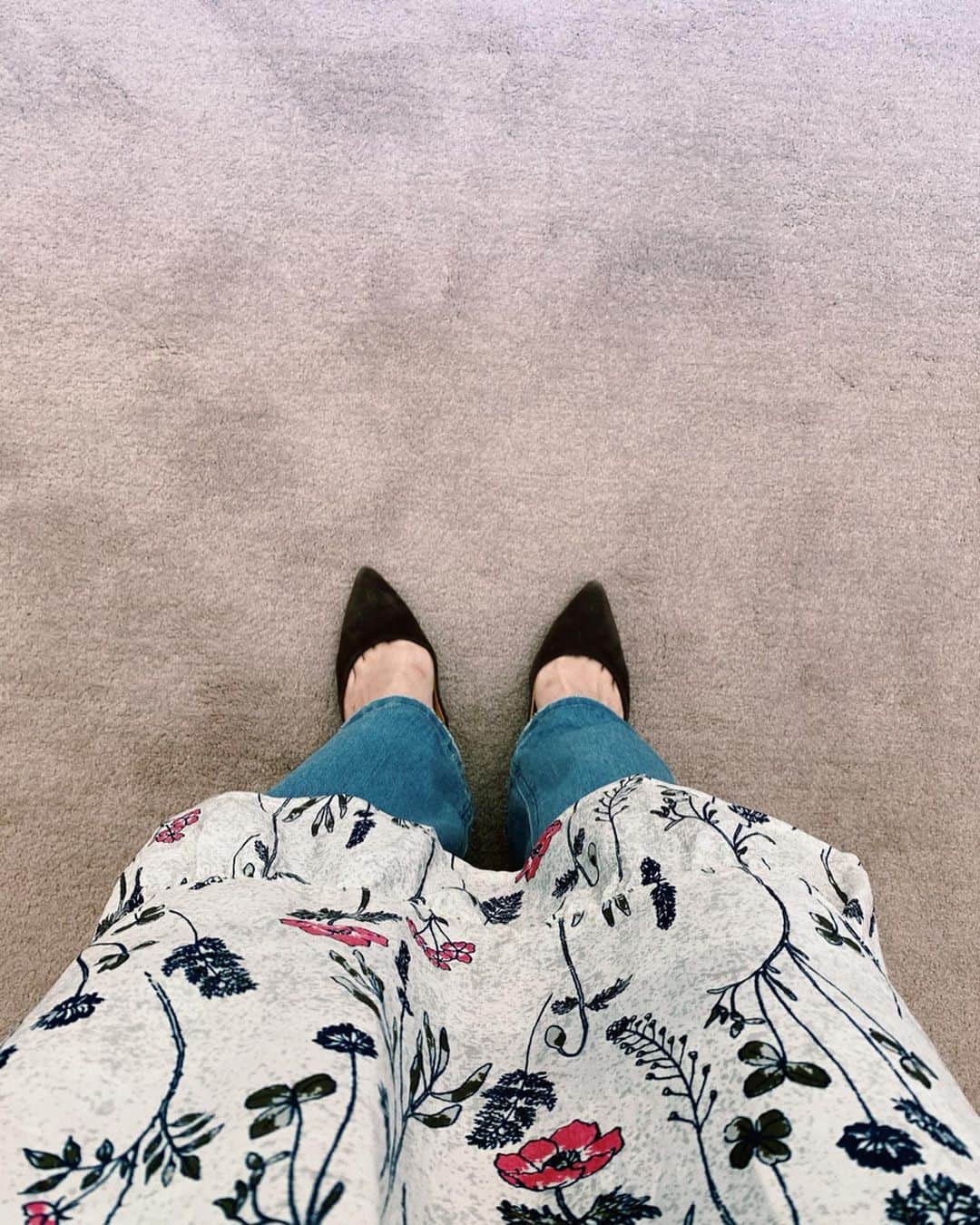 のインスタグラム：「ワンピースには、デニムを履くのがすき🌿🌿 この日は、ワンピ・デニムともに @peopletreejp このシルクのワンピース、なんと手織りなのである。そこにシルクスクリーンのプリント。 #タラブックス の絵本然り、人の手がたくさんはいったものの存在感はなんだかすごい。自分がしゃんとしてないと服に負けてしまいそう〜〜 そしてこのシルクは「アヒンサーシルク」もしくは「ピースシルク」と呼ばれる、不殺生（アヒンサーはヒンディー語で不殺生の意味）のシルク。 通常シルクの生産過程では蚕が羽化する前に繭玉を茹でて糸を巻きとるので、なかにいる蚕が死んでしまう。アヒンサー／ピースシルクは、蚕が羽化するのを待って、そのあとに残った繭玉から紡いだ糸でつくられるもの。 通常のシルク生産に比べて、時間もかかり取れる量も減るので価格はあがる。だけど、さまざまな思想に沿って素材を選べる幅があるということがたいせつだなぁと、People Treeのものづくりから、いつもたくさんのことを学んでいます🌕🌕」