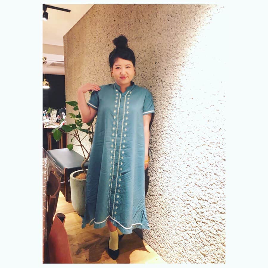 のインスタグラム：「へい♪  先日、 またひとまずお先に 「TERRACEHOUSE TOKYO 2019-2020」 の生活を、拝見させていただきました！  今、 とんでもないことが起こっています！  早く見て欲しい！  早く！！ 夢中夢中夢中˚✧₊ Netflixで絶賛放送中！  地上波の放送もありますので、 なにとぞよろしくお願い致します☺︎ そして  こちらのステキなお衣装は、  ワンピース:merlot(メルロー)  イヤリング&バングル:GOLDY @goldy_jp  唐揚げ:サクサクふわふわ  になります。  8月29日がYOUさんのお誕生日ということで、 番組スタッフさんからとってもかわいいケーキのプレゼントがありました🧸  しかも、 さっぱりしていてめちゃくちゃ美味しかった！  へへへ♪  おめでとうございます！  ですので  ルン♪  #yeah #exciting #Netflix  #テラスハウス #TERRACEHOUSE #ワンピース #merlot #秋物 #GOLDY #イヤリング #唐揚げ #大好物 #ケーキ #球体 #夢中 #ルン♪」