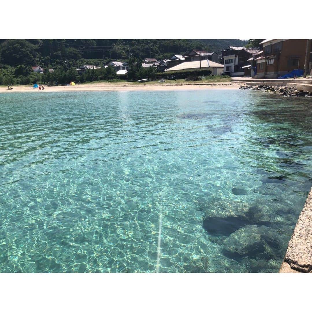 北野貴之さんのインスタグラム写真 - (北野貴之Instagram)「我が家から30分で行ける海。島根県の笹子ビーチ。えっ、沖縄の海！？ と思えるぐらい、晴れた日の透明感は凄いです！  #まだまだ#海」8月28日 23時35分 - takashi_kitano