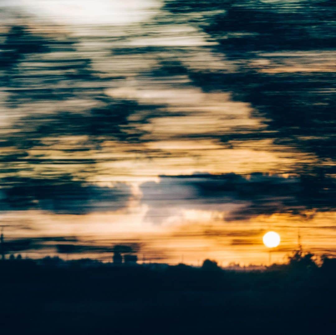 李翔さんのインスタグラム写真 - (李翔Instagram)「這張是太太拍的 是高速公路上的夕陽 她說，她想拍樹影間的光影。 這讓我想到之前拍照的樂趣，都是從生活中的小細節觀察而來。 開心😃 - #rx100m6  @sonytaiwan @sonyalpha」8月28日 23時47分 - rookie030