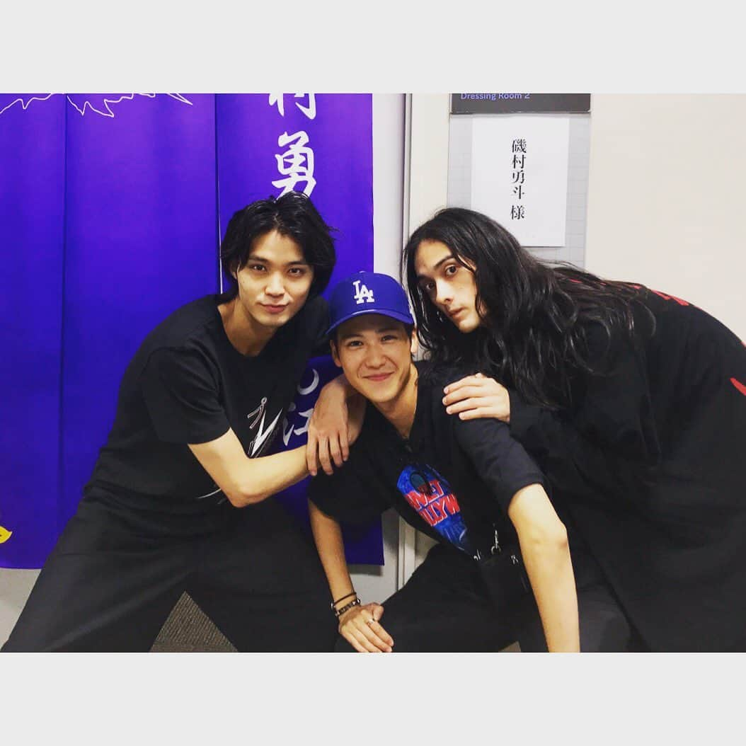 磯村勇斗さんのインスタグラム写真 - (磯村勇斗Instagram)「本日の公演も無事終了しました。 沢山の方にお越し頂きありがとうございます！  やついさんが来てくださいましたよ！嬉しいぃ〜 岡田さんから頂いた楽屋暖簾でひよっこり🐥  ベルギーぶりの濱田マリさん！お会い出来て嬉しかった!!興奮しました！  中村蒼さん！「プレイハウス」の前の舞台「お気に召すまま」を観劇してご挨拶させて頂いていたので、この場所で再会出来た事が嬉しかったです！！ そして、島ちゃんと、舞香ちゃん！大・中・小。ですね。笑  はやまっちも観に来てくれたよー！！相変わらず可愛いですね。類くんも。  皆さん本当にありがとうございます。 感謝。  明日もお待ちしております！  #ミュージカル #プレイハウス  #やついいちろう さん #濱田マリ さん #中村蒼 さん #島丈明 くん #山本舞香  さん #葉山奨之 くん #栗原類 くん」8月28日 23時54分 - hayato_isomura