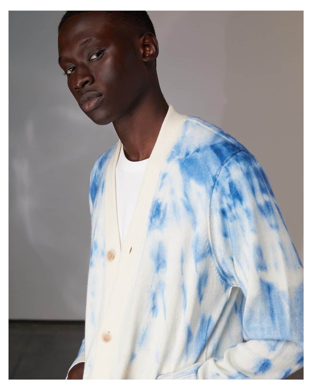 オバディア&サンズのインスタグラム：「Beach nights. Hand dyed featherweight cardigan in cotton cashmere. Available on ovadiaandsons.com」