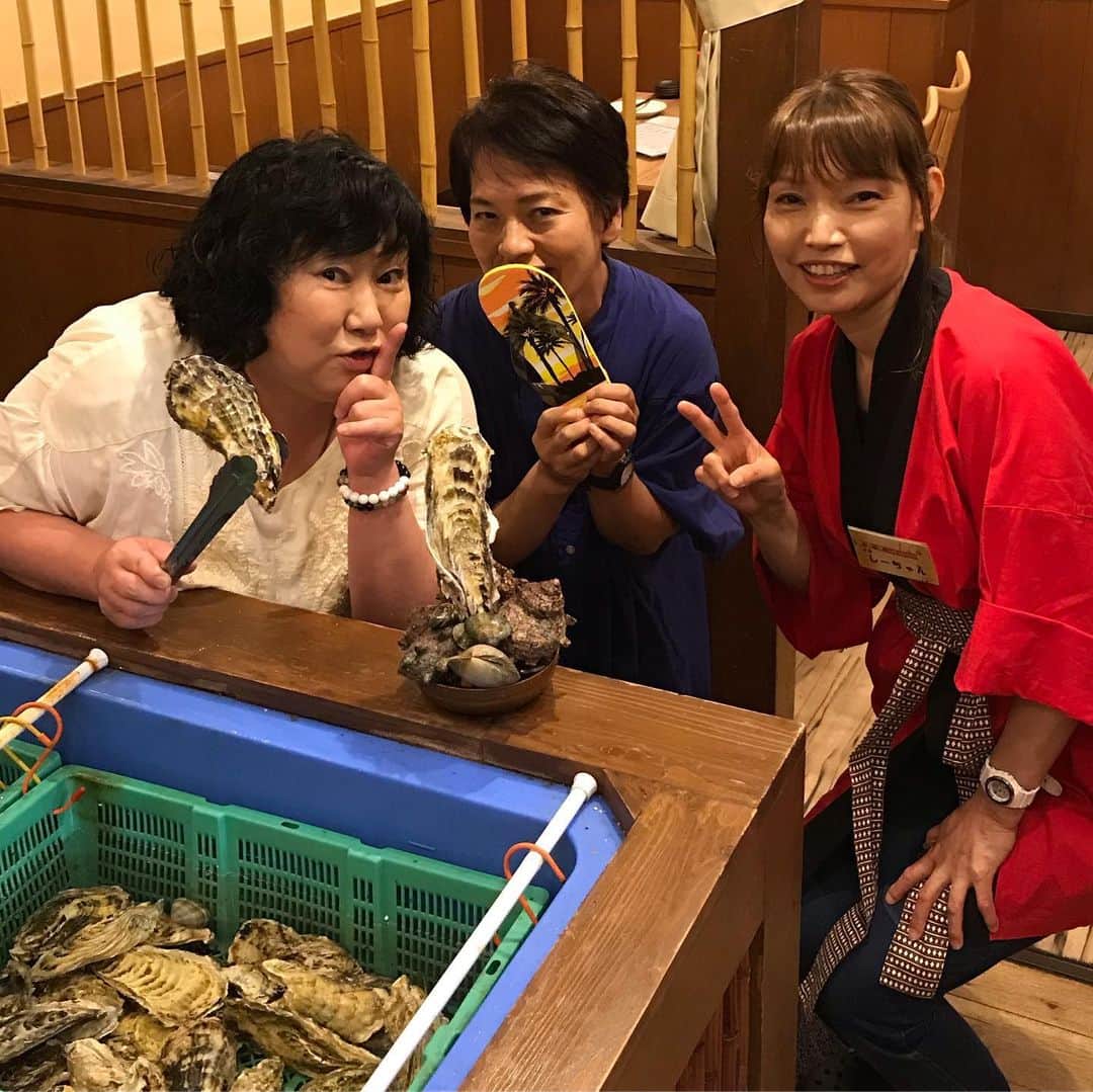 鶏魚 谷町のインスタグラム：「鶏魚です！しーちゃんです🎶 とっても素敵なお客様*\(^o^)/* 楽しくお話させてもらって、貝盛り放題も喜んで頂けました♡ #素敵なお客様 #楽しかった #鶏魚 #大阪 #谷町四丁目 #駅近 #セルフ飲み放題 #地域最安値 #コース #座敷 #個室 #貝盛り放題 #ガンガン焼き #あさり #はまぐり #ホンビノス貝 #牡蠣 #さざえ #飲み会 #女将」