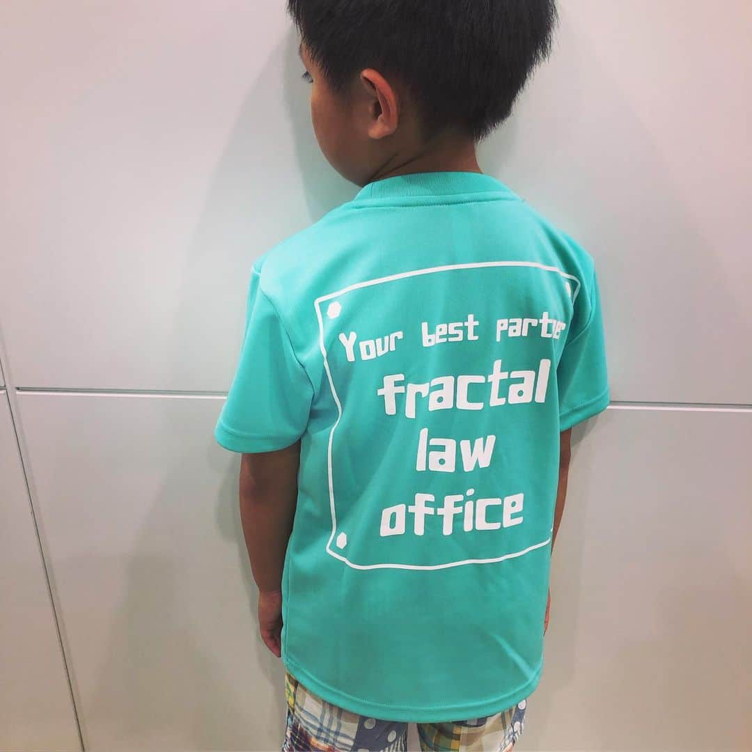 堀井亜生さんのインスタグラム写真 - (堀井亜生Instagram)「この度、フラクタル事務所Tシャツ作りました‼️ デザインしてくれたのは、私のスタイリストの黒田茜さん。 可愛らしいTシャツになりました❤️ 今回は地域のお祭りに出店を出して、スタッフみんなで着ました。 息子もお手伝いしました。  Tシャツはいつも事務所を支えてくれてる仲間に配りたいと思います。  これからもいろんなイベントで着たいと思いまーす✌️ #スタッフtシャツ #黒田茜 さん」8月29日 0時08分 - aoi_horii