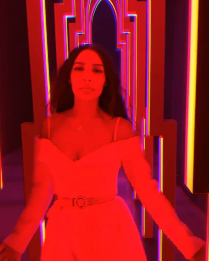 sananasのインスタグラム：「A new dimension 🙃🙂Merci pour tous vos coms sous mon dernier post vous êtes vraiment les best 🙈Ça me met encore plus la pression mais je suis vraiment heureuse et j’ai hâte de partager tout ça avec vous ! Bon en attendant ... j’ai posté une nouvelle vidéo ce matin 😃Je déballe avec vous un carton plein de jouets et de bonbons de notre enfance ahah ça vaut le détour ah ah 😂Love y’all💚」