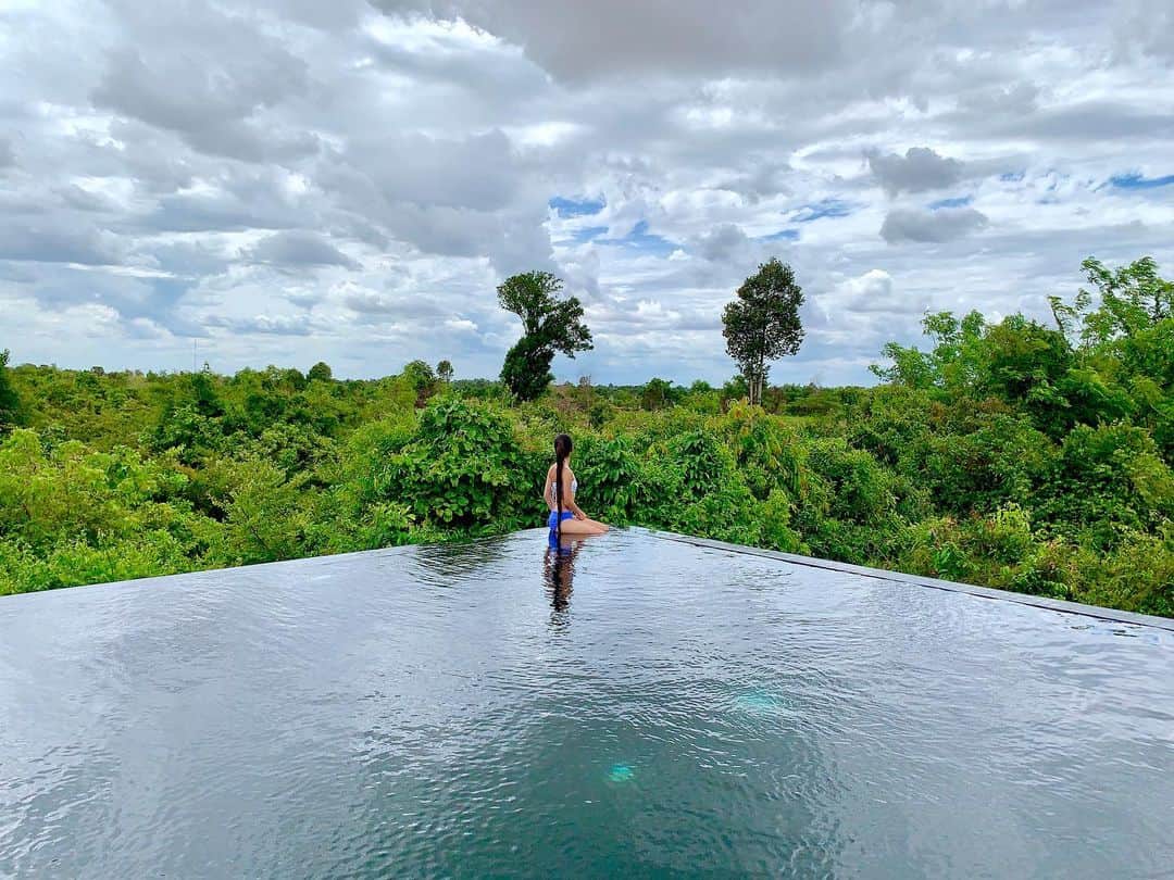 Laraさんのインスタグラム写真 - (LaraInstagram)「. . Forest pool view🏊‍♀️🌳🌳 #Cambodia #siemreap . . .  プールビューは森❤︎🌳🌳 @thebeigecambodia  #larasummerholiday  #シェムリアップ #アンコールワット」8月29日 0時01分 - fa_la_lara