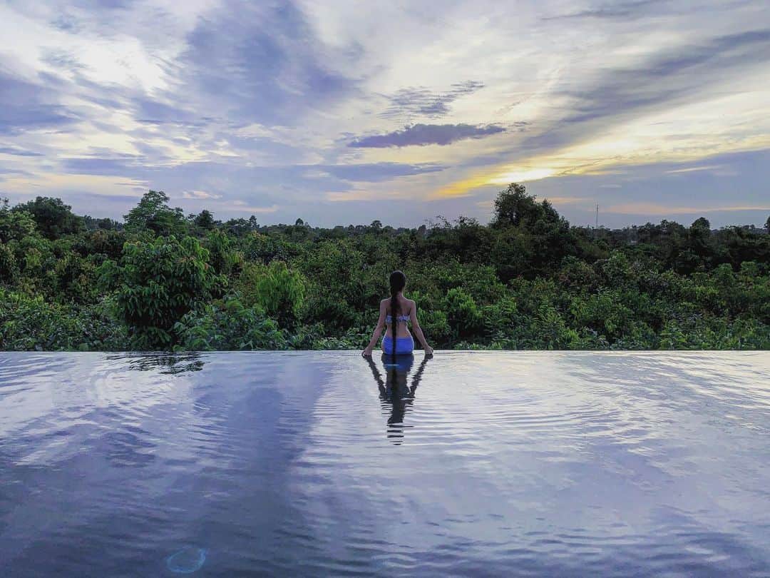 Laraさんのインスタグラム写真 - (LaraInstagram)「. . Forest pool view🏊‍♀️🌳🌳 #Cambodia #siemreap . . .  プールビューは森❤︎🌳🌳 @thebeigecambodia  #larasummerholiday  #シェムリアップ #アンコールワット」8月29日 0時01分 - fa_la_lara