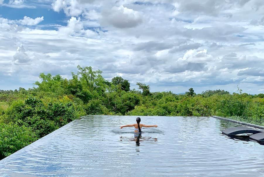 Laraさんのインスタグラム写真 - (LaraInstagram)「. . Forest pool view🏊‍♀️🌳🌳 #Cambodia #siemreap . . .  プールビューは森❤︎🌳🌳 @thebeigecambodia  #larasummerholiday  #シェムリアップ #アンコールワット」8月29日 0時01分 - fa_la_lara