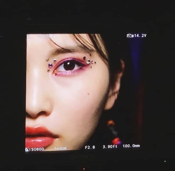 のインスタグラム：「色  初めての色鮮やかなメイク。 ずっとやってみたかったことが詰まった AKB48ニューシングルC/W曲 青春ダ・カーポ MVshort ver.公開されました  いつもと違うけど こういうことに 実は今とても興味があるの…✨ * MVはこちらから http://youtu.be/8g2ocDdP4Wk * * #AKB48 #サステナブル #青春ダカーポ #福岡聖菜 #メイクアップ #makeup #ブルベ冬 #紫」