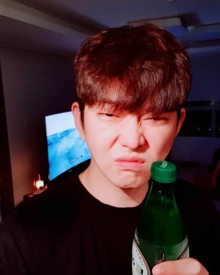 ユン・ギュンサンのインスタグラム：「허허허 사이다는 내...내...내...내일부...터... 하하하 #미스터기간제」