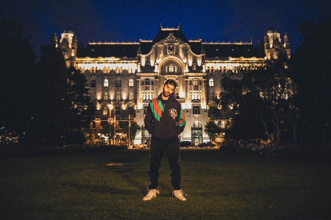 R3habさんのインスタグラム写真 - (R3habInstagram)「just got the keys to my new house 🤑🤑🤣🤣⁣ ⁣ let me know in the comments if you know where this is?」8月29日 0時09分 - r3hab