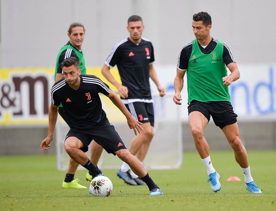 ロドリゴ・ベンタンクールのインスタグラム：「Continuiamo a lavorare ⚽💪🏼 Si avvicina il nostro debutto in casa ⚪⚫ #ForzaJuve 🔜 #JuveNapoli  Seguimos trabajando ⚽💪🏼 Se acerca nuestro debut en casa ⚪⚫ #ForzaJuve 🔜 #JuveNapoli」