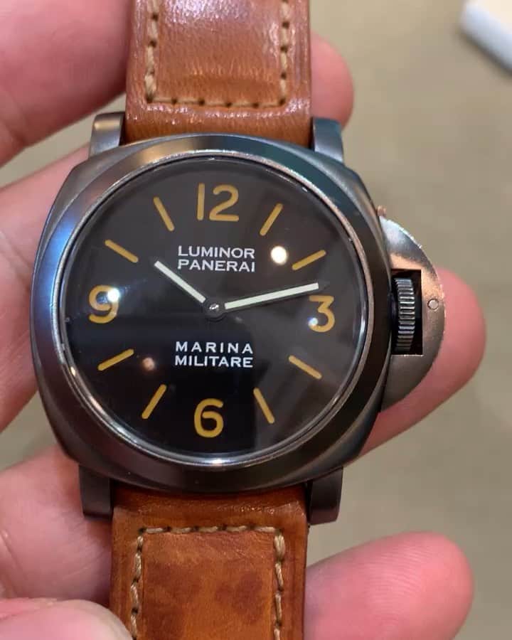 パネライのインスタグラム：「Don’t get to handle one of these vintage beauties very often but I got the chance when I visited my buddy Oliver at @watches_oliversmith. .  This is the #Panerai 5218/202A PVD Luminor Marina Militare 4 liner from 1993-1994. Check out the patina on the Tritium dial. . He’s been slowly picking up some of the best historic #Panerai pieces and created a pretty slick collection. I’ll be posting some of them throughout the page. #PaneraiCentral」