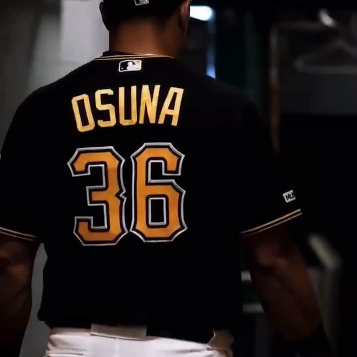 ホセ・オスナのインスタグラム：「Siempre seguir hacia adelante será lo más importante..... Feliz día ⚾️⚾️ @bryan_reynolds20」