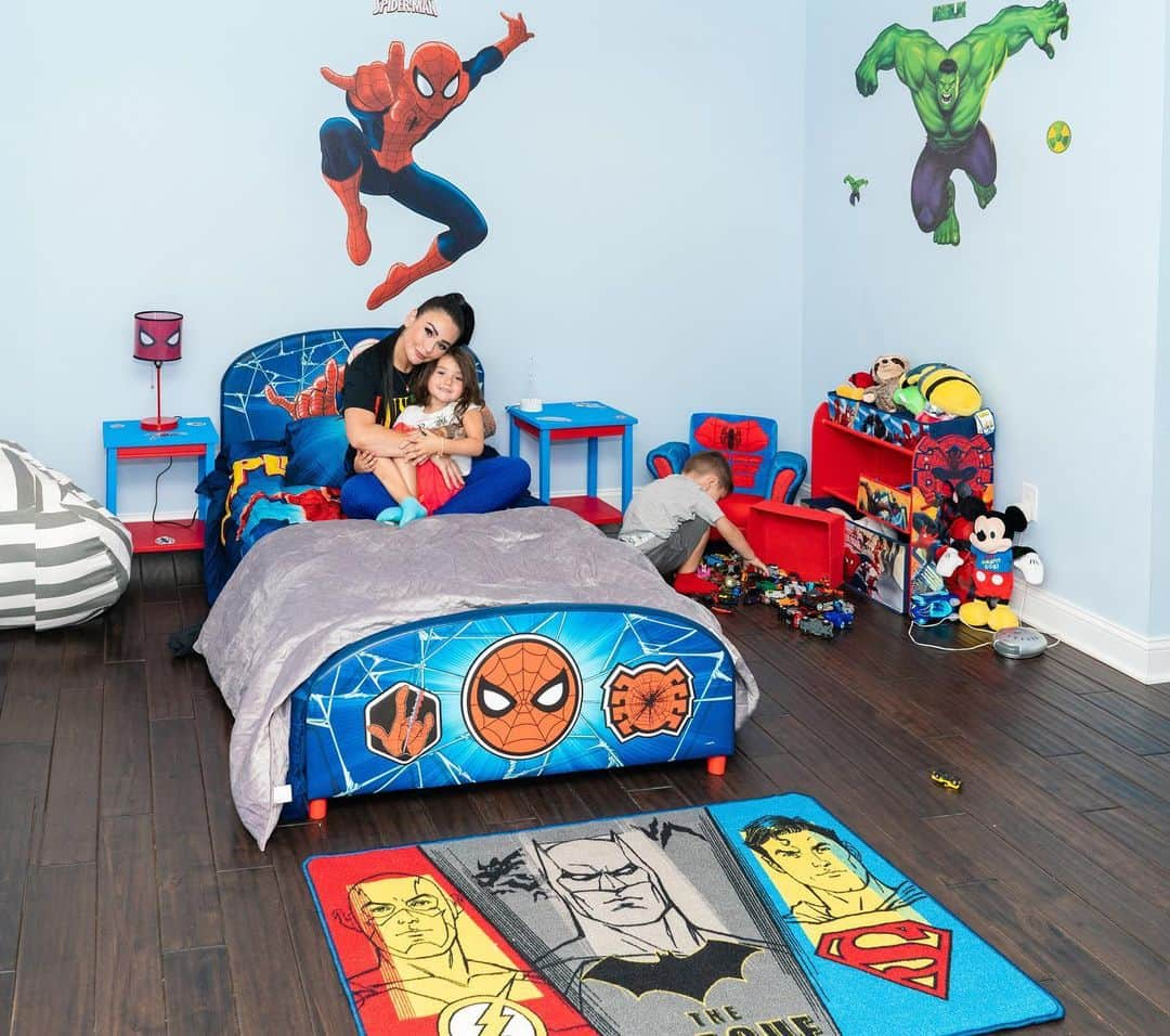 ジェイワウさんのインスタグラム写真 - (ジェイワウInstagram)「Greyson’s superhero dreams are coming true! He loves snuggling up in his brand new bed from @deltachildren ❤️🕷💙」8月29日 0時18分 - jwoww