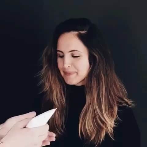 Kristin Essのインスタグラム：「AIR DRY CREAM. It’s like a light, shiny body lotion but for you hair 😉 This gets applied when your hair is anywhere between half way dry to fully dry and gives you softness, shine + separation. You can put it on when your hair is wet (and a lot of people tell me they do) but you never know when it’s wet if you’re putting too much. I personally like to let the wave pattern come out first and THEN apply some ADC. How do you do it?」
