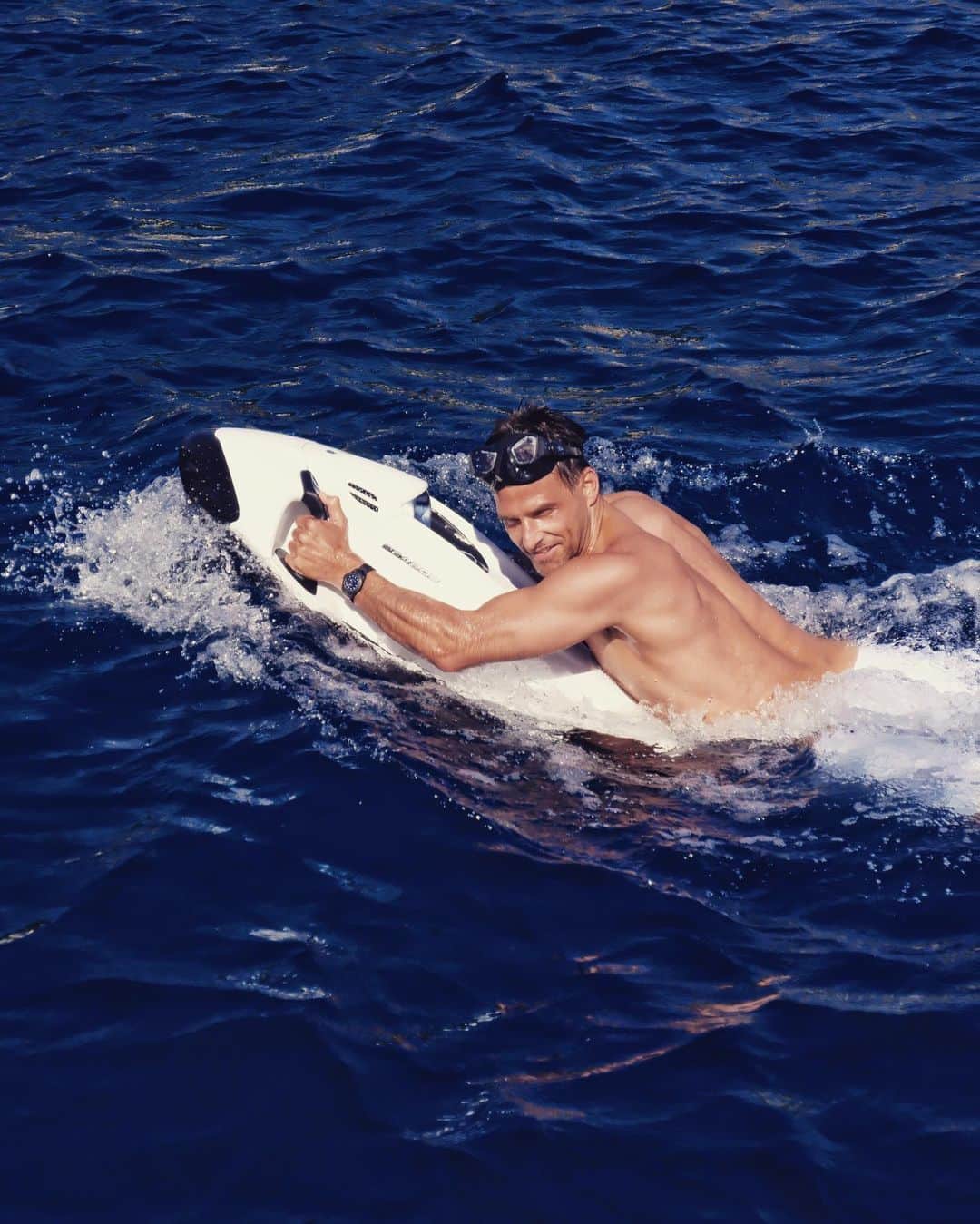 ヨハネス・ヒューブルさんのインスタグラム写真 - (ヨハネス・ヒューブルInstagram)「All I need is a Dolphin🐬 to swim with now #Seabob #happiestinthewater #foundanewtoy 📸 @oliviapalermo」8月29日 0時23分 - johanneshuebl