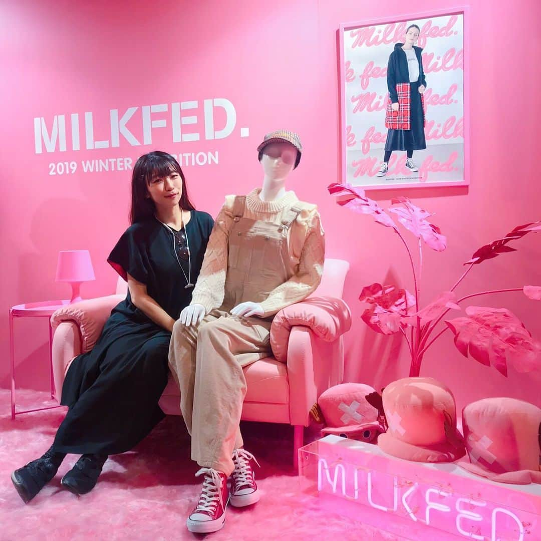 ぱいぱいでか美さんのインスタグラム写真 - (ぱいぱいでか美Instagram)「MILKFED.の展示会お邪魔しました❤︎ ひっさびさにえつこさんにも会えた！ ꙳ #MILKFED #exhibition  #えつこ さん❤︎ ꙳ MILKFED.の展示会は季節に一回あるから 楽しみがすぐやってきてワクワクするな〜☻ 昨日、生写真を1万円くらい買ったのでかなり抑えめにつけてきたけど笑 それでも可愛いのばっかりで悩んだ、、 ちなみに豹なパーカーつけてきました✔︎ ずっとレオパード柄欲しいと思ってたから早く着たい！ 写真で着てるのもMILKFED.なのでまたちゃんと載せよっと。 後ろ姿が可愛いんですよ！ で、久しぶりにえつこさんに会えた！ばったり！ 嬉しくて変なテンションになった。 2枚目はえつこさんの脳みそを帽子越しに吸う私です。 あと今日推しの影響を即受けて前髪の量減らしてみた。」8月29日 0時34分 - paipaidekami