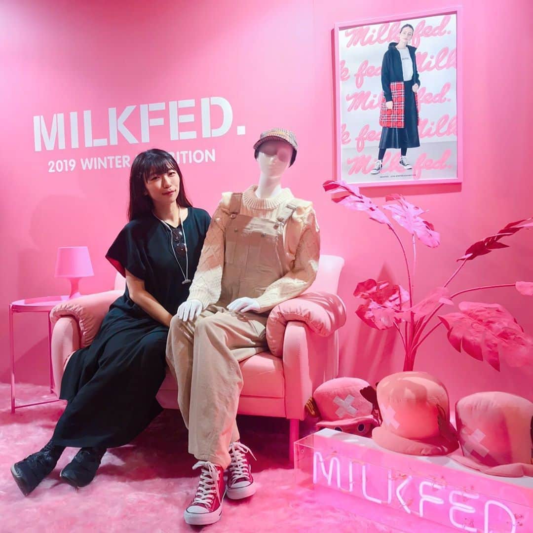 ぱいぱいでか美のインスタグラム：「MILKFED.の展示会お邪魔しました❤︎ ひっさびさにえつこさんにも会えた！ ꙳ #MILKFED #exhibition  #えつこ さん❤︎ ꙳ MILKFED.の展示会は季節に一回あるから 楽しみがすぐやってきてワクワクするな〜☻ 昨日、生写真を1万円くらい買ったのでかなり抑えめにつけてきたけど笑 それでも可愛いのばっかりで悩んだ、、 ちなみに豹なパーカーつけてきました✔︎ ずっとレオパード柄欲しいと思ってたから早く着たい！ 写真で着てるのもMILKFED.なのでまたちゃんと載せよっと。 後ろ姿が可愛いんですよ！ で、久しぶりにえつこさんに会えた！ばったり！ 嬉しくて変なテンションになった。 2枚目はえつこさんの脳みそを帽子越しに吸う私です。 あと今日推しの影響を即受けて前髪の量減らしてみた。」