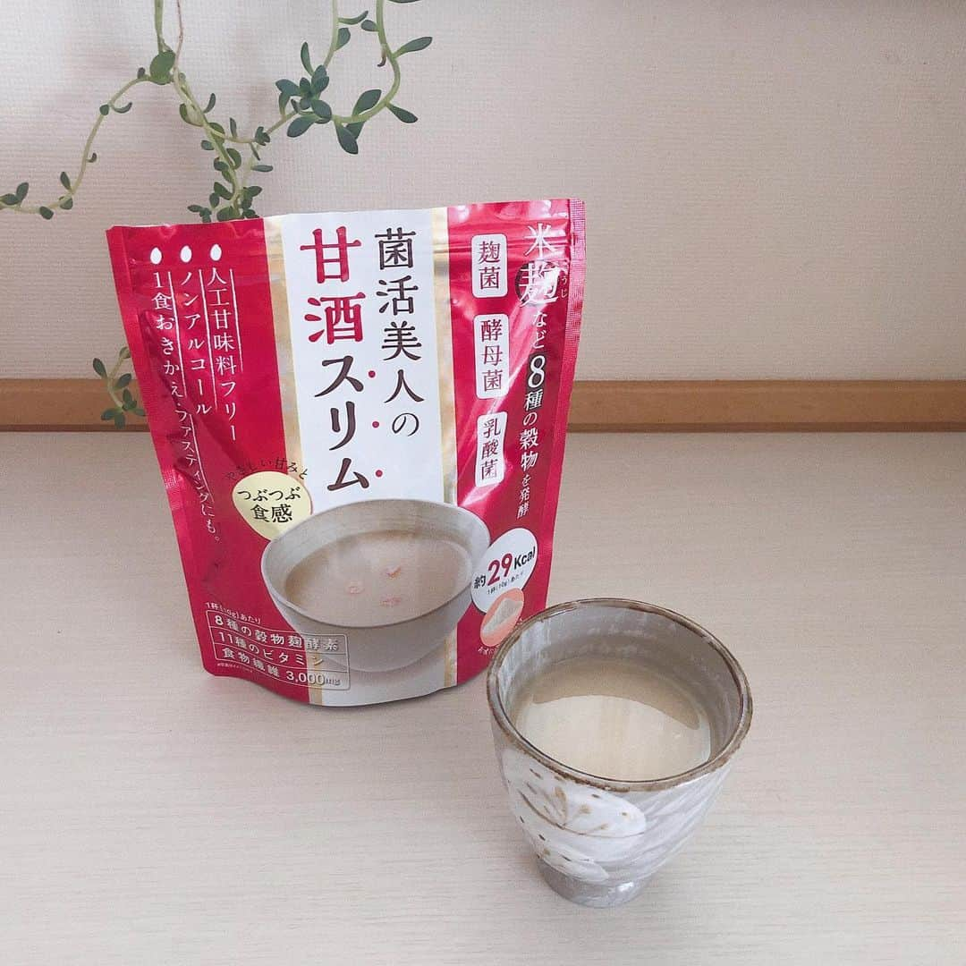 蒼川愛さんのインスタグラム写真 - (蒼川愛Instagram)「. . . 大好きな甘酒🍶♡ベジエの甘酒は原材料にこだわってて、玄米・あわ・ひえ・きび・米粉・たかきび・大麦・紫黒米の８種の穀物麹が使用されてる上に、食物繊維、ビタミン、ミネラル、鉄分も豊富に含まれてるの！ 身体に嬉しい栄養素がいっぱいだから、ここ最近朝ごはんの代わりとか、夜寝る前にも飲んでるよ☺︎甘酒は飲む点滴って言われてるだけあって、身体あったまって基礎代謝あがるし肌の調子も良い気がする〜〜これ美味しかったからしばらく飲み続ける🙌🏻✨ #甘酒スリム#ベジエ#マツキヨ#sponsored」8月29日 0時27分 - tougarashi_suki