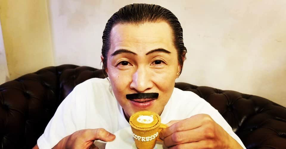 アキ（荒木良明）さんのインスタグラム写真 - (アキ（荒木良明）Instagram)「昨日は番組｢ミント｣のロケ 行列の出来る人気店という事で、#RJカフェ ☕さんに行かせてもらいましたよ。 コーヒーカップがクッキーで出来ていて、エスプレッソを飲みながらクッキーも食べれるという一度に3通り美味しい経験😊 そんなお店がどのように作られたのか、僕と森田まりこちゃんとで夫婦役で再現しましたー。 O.A.は9月6日放送予定です🤗  #ミント #rjカフェ #かわいい #美味しい #大人気 #行列 #森田まりこ #吉本新喜劇アキ」8月29日 0時29分 - mizutamareppuaki