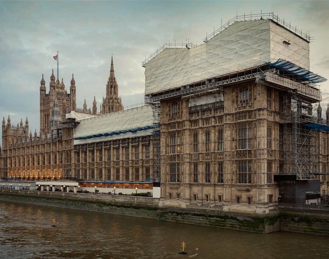 TIME Magazineさんのインスタグラム写真 - (TIME MagazineInstagram)「The U.K. government announced controversial plans on Aug. 28 to suspend parliament, a gamble that could allow a “no deal” #Brexit to be forced through—or preempt a vote of no confidence in the government. Queen Elizabeth II formally agreed to Prime Minister Boris Johnson’s request to end the current parliamentary session. The move to “prorogue” parliament will effectively lock lawmakers out of the building for several days in early September, possibly preventing them from making laws that would force #Britain’s exit from the European Union to be delayed or even canceled if a deal cannot be agreed. Britain is scheduled to leave the E.U. on Oct. 31, but has not yet accepted a withdrawal agreement. Johnson has pledged to leave on Halloween with or without such a deal, but many lawmakers are opposed to the shock that economists say a so-called “no deal” Brexit would bring. Read more at the link in bio. Photograph by @ben_quinton for TIME」8月29日 0時30分 - time