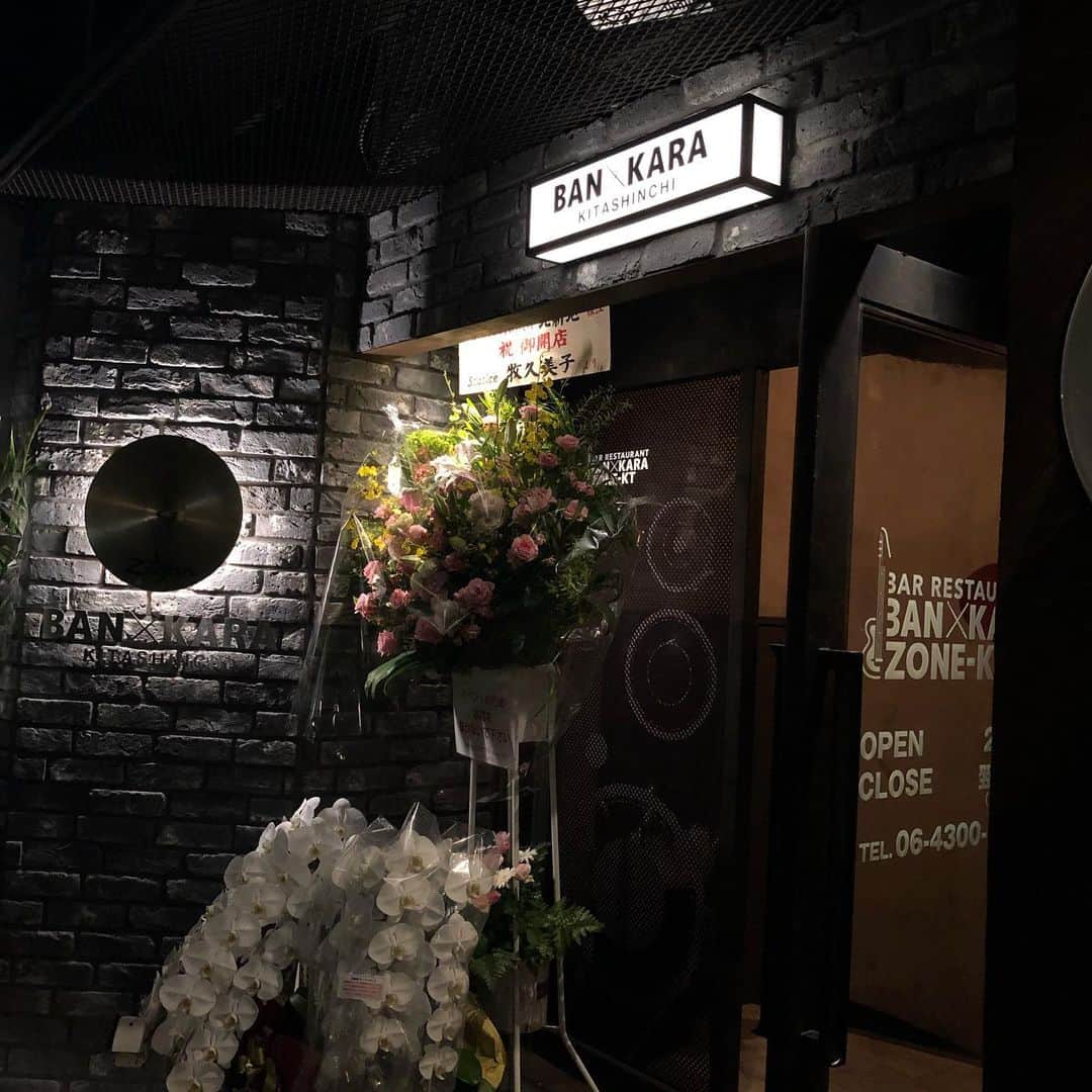オカノアキラのインスタグラム：「本日は北新地に出来ました何と生演奏でカラオケができるという前代未聞のカラオケに行ってきました。ミュージシャンが生で演奏するというスタイル。我らミュージシャンにとってなかなか問題を投げかけられる職業なんですけどあくまでもドンカマでオケが流れてそれをガイドで聞いてGDBだけ生演奏というモノでした。演奏してるミュージシャンが若い20代の人でしたので水原弘の「黒い花びら」を熱唱してきました。もちろんビブラート効かせて。#黒いはなびら #カラオケ生演奏 #カラオケきらい #歌いたく無い #低音ボイス」