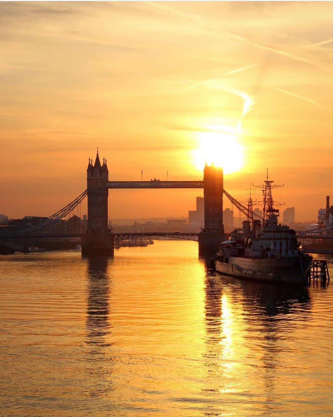 @LONDON | TAG #THISISLONDONさんのインスタグラム写真 - (@LONDON | TAG #THISISLONDONInstagram)「The #BankHoliday weekend brought the sun! ☀️🔥☀️ Stunning #TowerBridge snap by @_aaperspective_ 👌🏼👌🏼 // #thisislondon #londonlife #london」8月29日 0時37分 - london