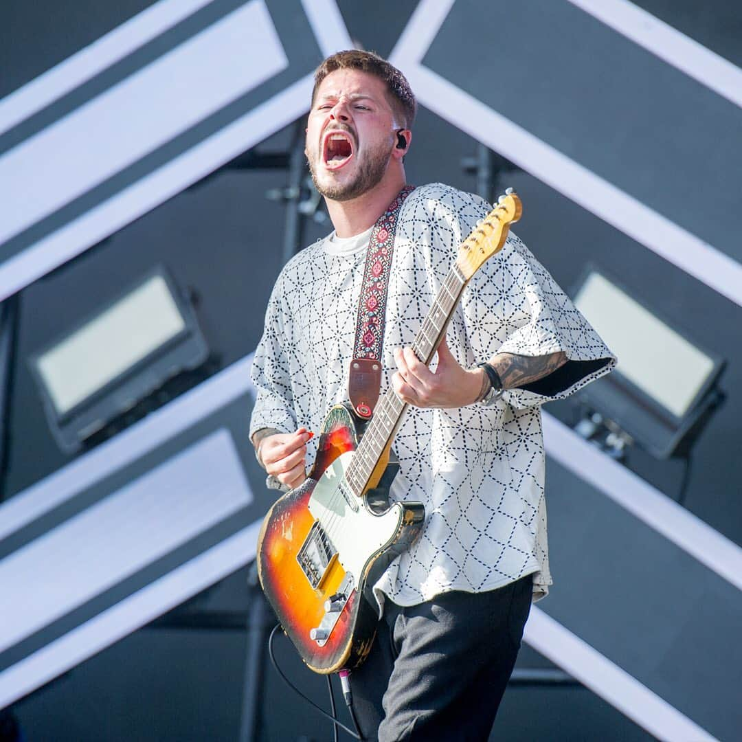 Fender Guitarさんのインスタグラム写真 - (Fender GuitarInstagram)「Leeds Festival was EPIC last weekend!  Also check out our Story Highlights to relive all the action.  @twentyonepilots @andtherattlesnakes @royalblooduk @finneas @foofighters @entershikari @thejapanesehouse @youmeatsixofficial @yungblud @freenationals @officialrandl 📸 - @olliemillington」8月29日 0時52分 - fender