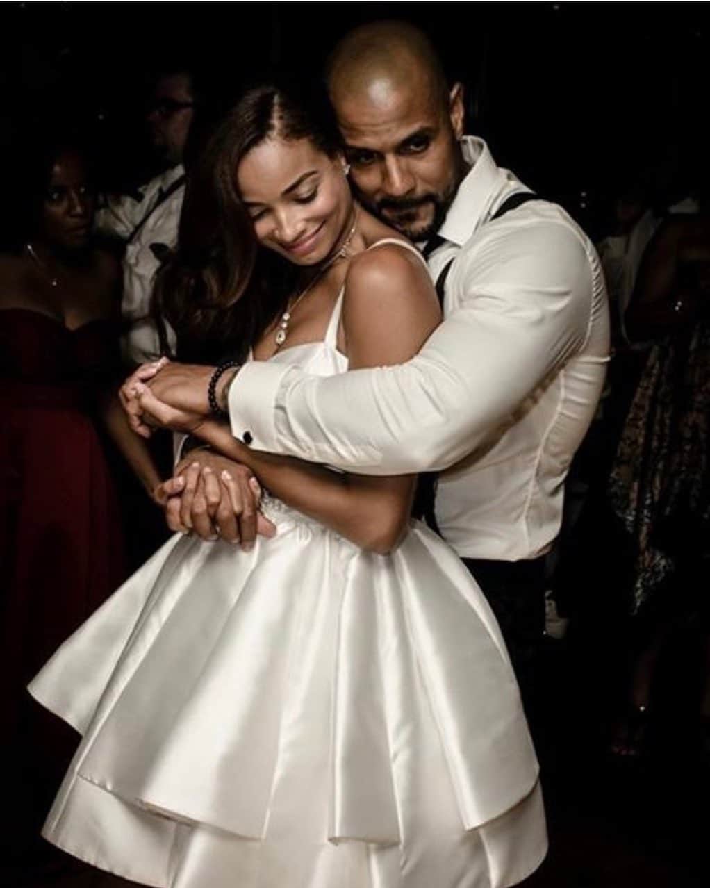 ロッチェル・エイツのインスタグラム：「3 YEARS and still going strong! I love you more everyday. I am so grateful and blessed! Thank you God! You truly answer prayers. 🙏🏽🙏🏽♥️♥️ @cj121075」