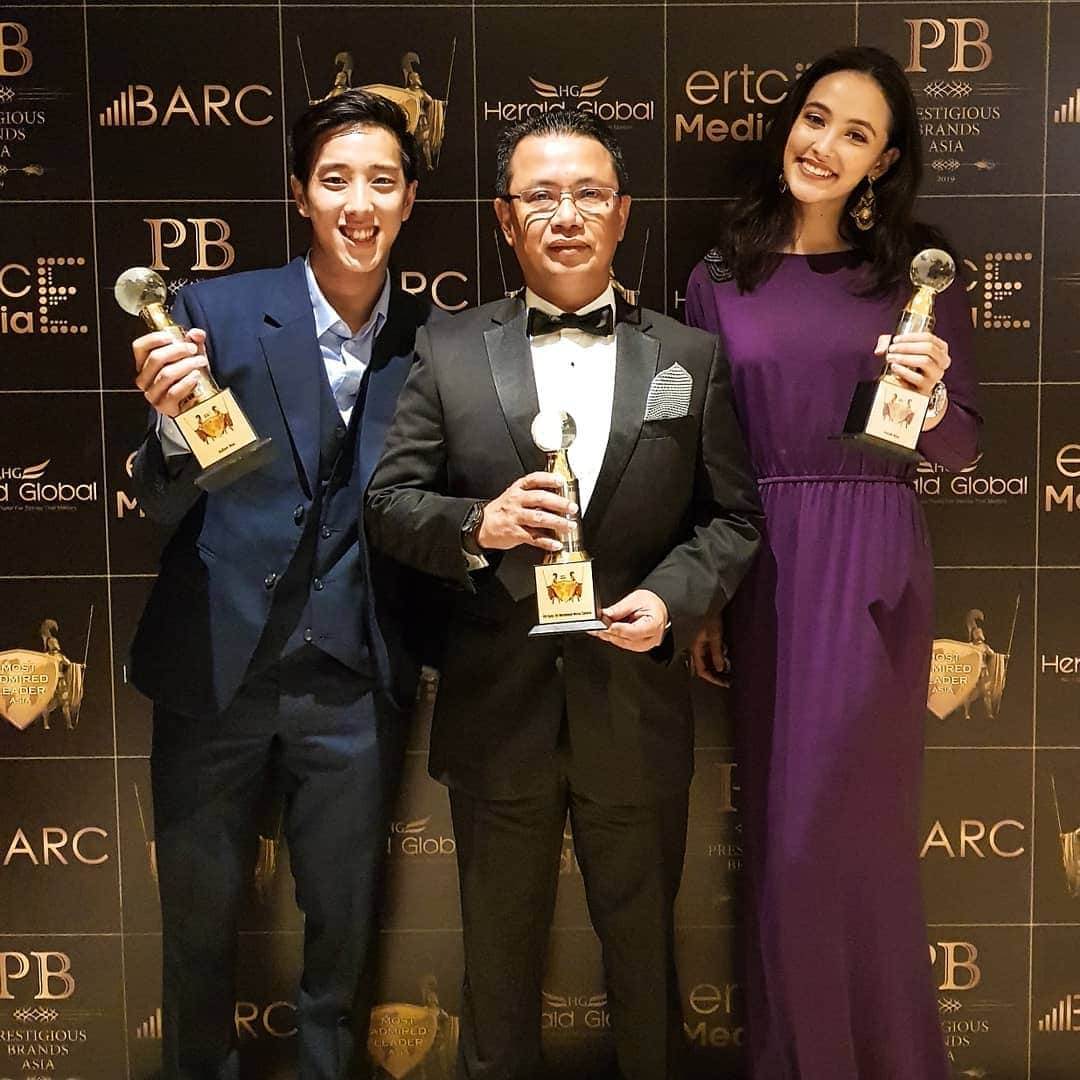 ジュリアン志傑乙さんのインスタグラム写真 - (ジュリアン志傑乙Instagram)「Honoured to have received the most admired leaders award from Herald Global, alongside OCM president Datuk Seri Norza and @farahann94 ! . . . . . . . . . . #awards #jeremytoktailor #mostadmiredleaders #sports #athlete #iceskating #figureskating #TeamMAS #TeamMalaysia #HG」8月29日 0時45分 - julianyeeee