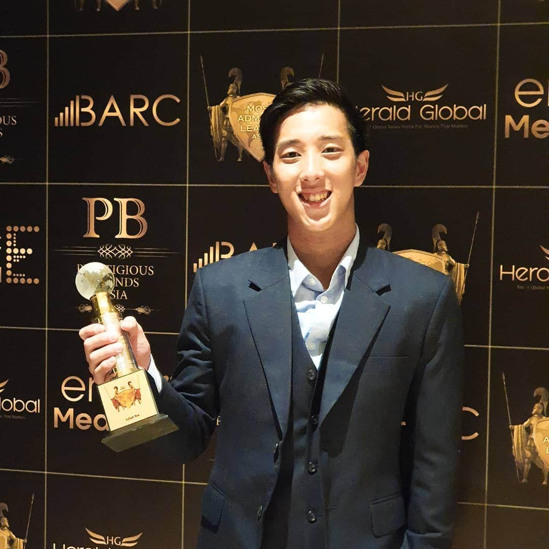 ジュリアン志傑乙さんのインスタグラム写真 - (ジュリアン志傑乙Instagram)「Honoured to have received the most admired leaders award from Herald Global, alongside OCM president Datuk Seri Norza and @farahann94 ! . . . . . . . . . . #awards #jeremytoktailor #mostadmiredleaders #sports #athlete #iceskating #figureskating #TeamMAS #TeamMalaysia #HG」8月29日 0時45分 - julianyeeee