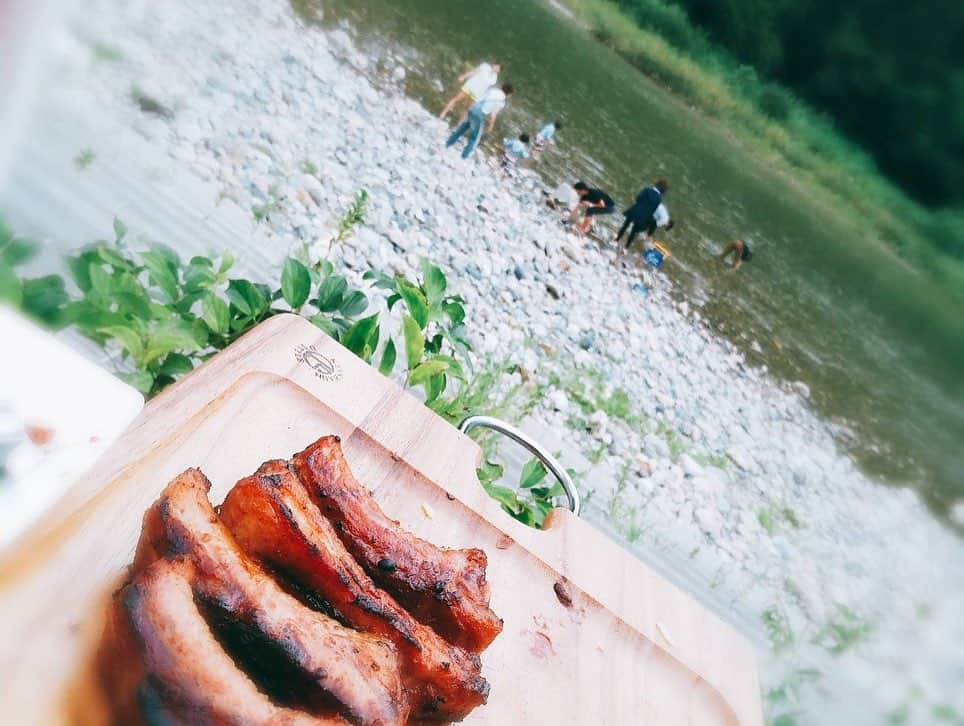 工藤淳之介さんのインスタグラム写真 - (工藤淳之介Instagram)「8月29日は語呂合わせで焼き肉の日！ ということで先週末のBBQ🍖 達人が腕をふるったオシャレなメニューに 自然の中で舌鼓。 阿賀町最高！お肉最高！  #焼肉の日  #焼き肉 #yakiniku #meet  #BBQ #BBQ検定 #バーベキューインストラクター  #映え肉 #ビア缶チキン #アヒージョ #丸ごとカボチャカレー  #マシュマロサンド #オシャレBBQ  #新潟観光 #阿賀町 #津川 #麒麟山公園 #河川敷 #川遊び #水切り #川の水きれいすぎ #夏の終わり #夏の思い出  #新潟 #bsn #アナウンサー #肉食系男子  でも #野菜も魚も好き #雑食系男子 #工藤淳之介」8月29日 0時49分 - kudojun_nosuke_bsn