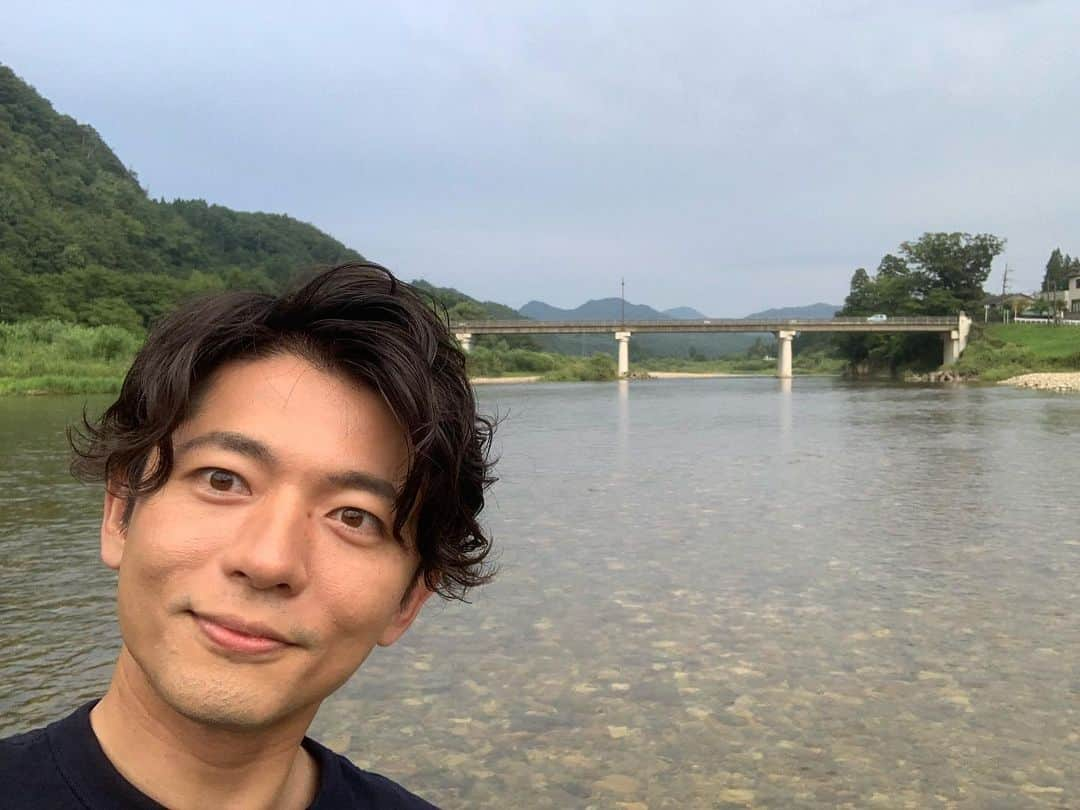 工藤淳之介さんのインスタグラム写真 - (工藤淳之介Instagram)「8月29日は語呂合わせで焼き肉の日！ ということで先週末のBBQ🍖 達人が腕をふるったオシャレなメニューに 自然の中で舌鼓。 阿賀町最高！お肉最高！  #焼肉の日  #焼き肉 #yakiniku #meet  #BBQ #BBQ検定 #バーベキューインストラクター  #映え肉 #ビア缶チキン #アヒージョ #丸ごとカボチャカレー  #マシュマロサンド #オシャレBBQ  #新潟観光 #阿賀町 #津川 #麒麟山公園 #河川敷 #川遊び #水切り #川の水きれいすぎ #夏の終わり #夏の思い出  #新潟 #bsn #アナウンサー #肉食系男子  でも #野菜も魚も好き #雑食系男子 #工藤淳之介」8月29日 0時49分 - kudojun_nosuke_bsn