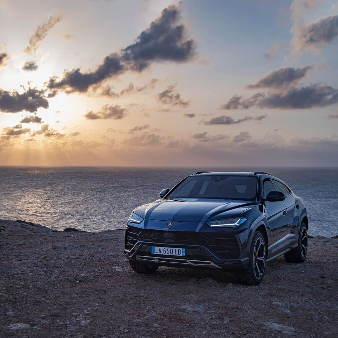 ランボルギーニさんのインスタグラム写真 - (ランボルギーニInstagram)「Under the magic light of the sky for an amazing off-road experience. With Lamborghini Urus.  #Lamborghini #Urus #LightsOnLamborghini #SinceWeMadeItPossible」8月29日 1時00分 - lamborghini