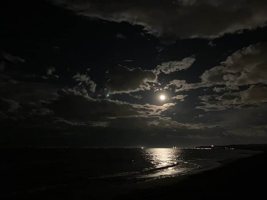 海下真夕さんのインスタグラム写真 - (海下真夕Instagram)「. おやすみなさい💤  ①② この前の満月の夜🌕 ちょうど地元に帰省している時に見れました。 海に映る光の道。 波の音。 吸い込まれそうなくらい綺麗でした😌  ③すっかり仲良しな姪っ子👧とハク🐶  #満月#🌕 #満月の夜 #富山県#氷見市 #富山湾#氷見海岸 #nofilter#無加工 #勝手に宣伝隊 #富山宣伝隊 #氷見宣伝隊 #観光大使になりたい #素敵な場所で育ったな #地元があるって幸せ  #大人になって思うこと #癒し#いぬのいるくらし #夜景#夜空#月#photography」8月29日 0時54分 - kaigeworld