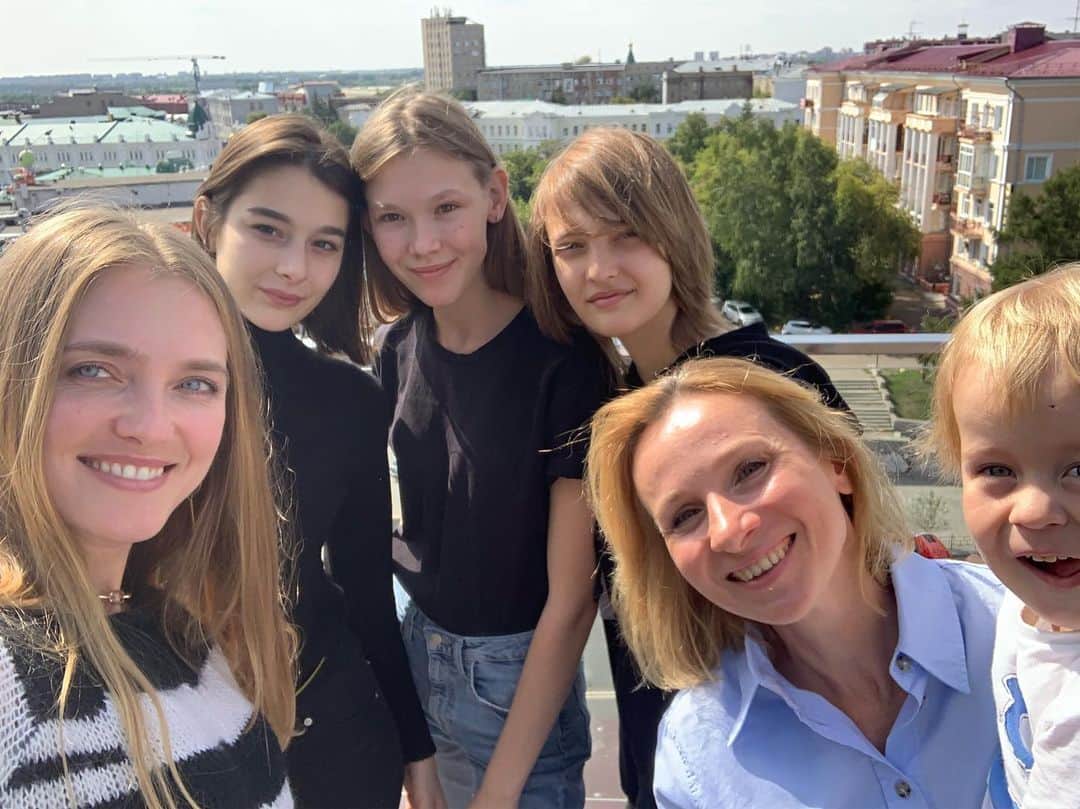 ヴラダ・ロスリャコヴァのインスタグラム：「On top of the city with newest generation of @eskimomodels and @natalieeskimo ❤️」