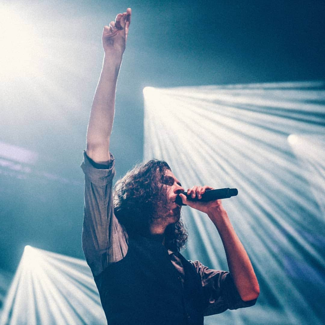 ホージアさんのインスタグラム写真 - (ホージアInstagram)「My first time in Prague and my first time playing a show here. Thank you to everyone who joined us at the Forum Karlin for making it so special. Can't wait to come back, děkuji praha 🖤 📸 @ruthlessimagery」8月29日 0時56分 - hozier