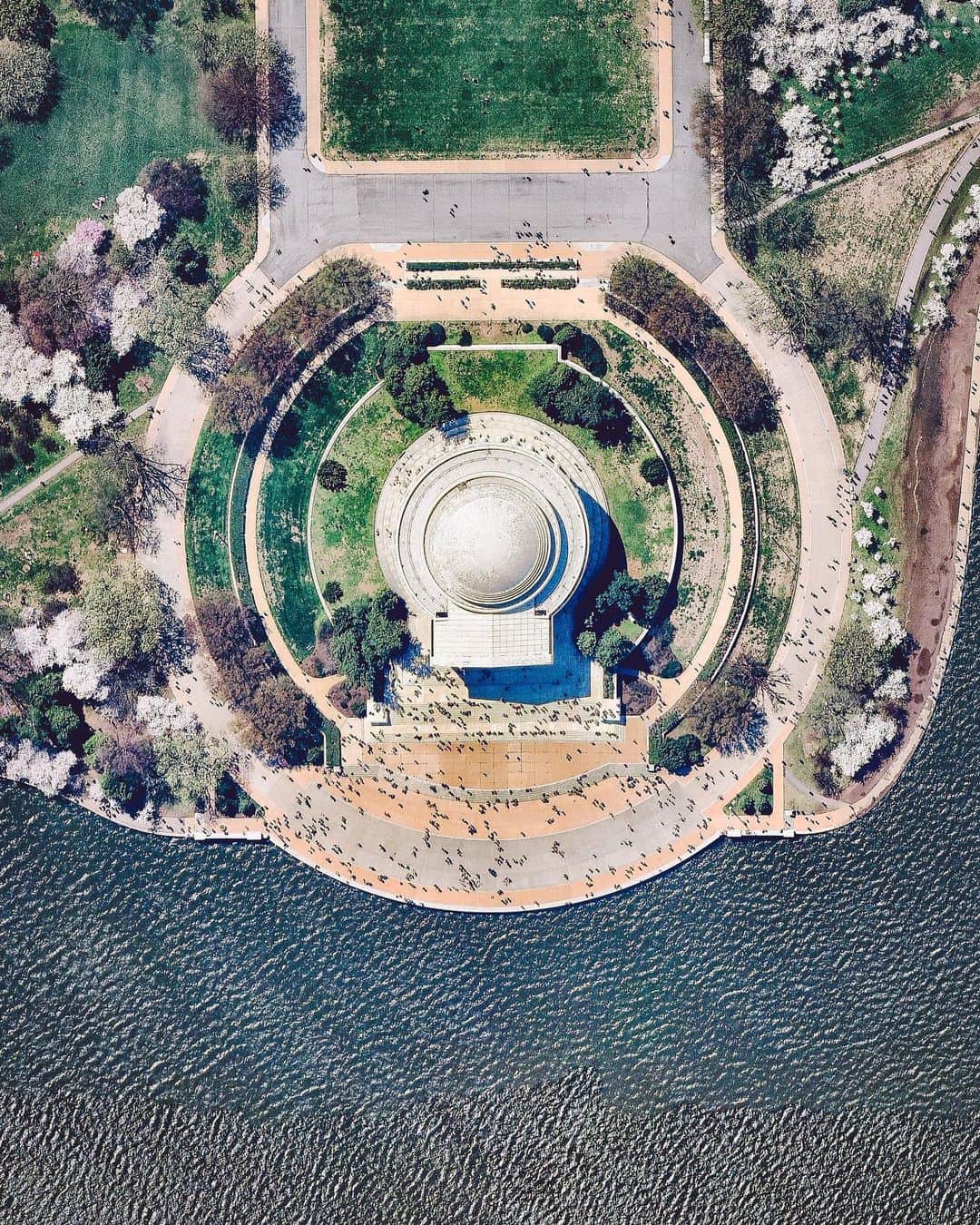 Daily Overviewさんのインスタグラム写真 - (Daily OverviewInstagram)「Crowds of people gather at the Jefferson Memorial in Washington, D.C. Constructed between 1939 and 1943, the memorial honors Thomas Jefferson, a Founding Father and third president of the United States. Its neoclassical, Pantheon-like structure is composed of circular marble steps, a portico, a circular colonnade of Ionic order columns, and a shallow dome. In 2018, the Jefferson Memorial had approximately 3.2 million visitors. /// Created by @dailyoverview, source imagery: @nearmap」8月29日 0時59分 - dailyoverview