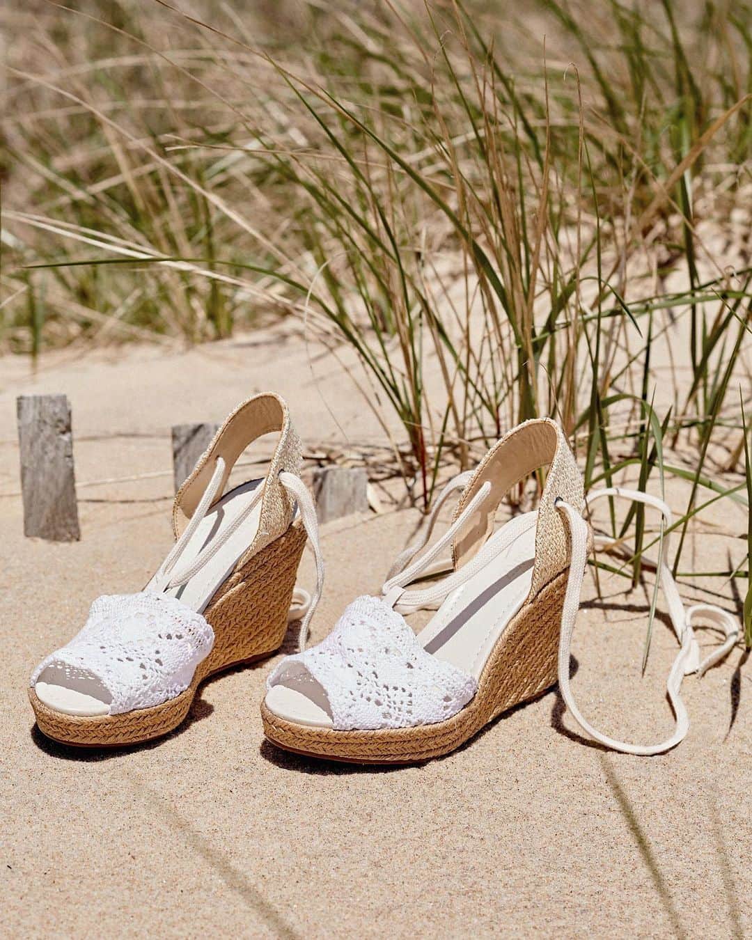 The Outnetさんのインスタグラム写真 - (The OutnetInstagram)「Beach-ready in @schutzoficial summer-white espadrilles 🌴 #THEOUTNET  Shop all your favorite #Schutz looks, just visit #linkinbio 👆」8月29日 1時10分 - theoutnet