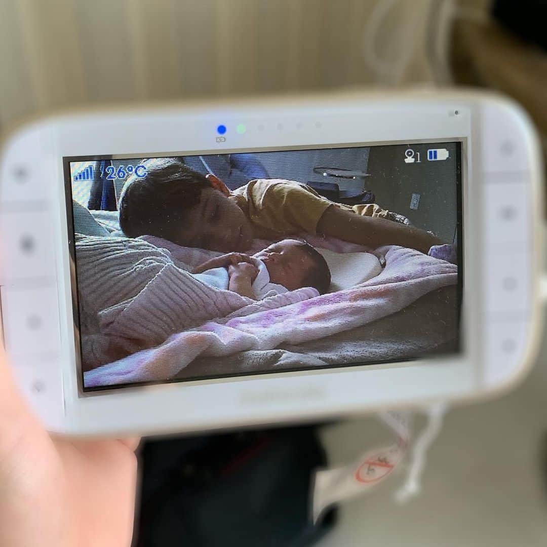 Claudia Leitteのインスタグラム：「Que os anjos do Senhor estejam de prontidão, acampados ao seu redor, daqueles que você ama e dos que contribuem para que esteja no centro de SUA BOA, PERFEITA E AGRADÁVEL VONTADE! 🌸🥰 ps. Eu saí pra tomar um cafezinho e disse a ele que levaria a câmera. Não era necessário que ficasse ali. Mas, ele disse: “Eu cuido dela, mamãe!” E ficou assim enquanto eu estive fora. Ambos não se mexeram nem por um segundo. 😭」