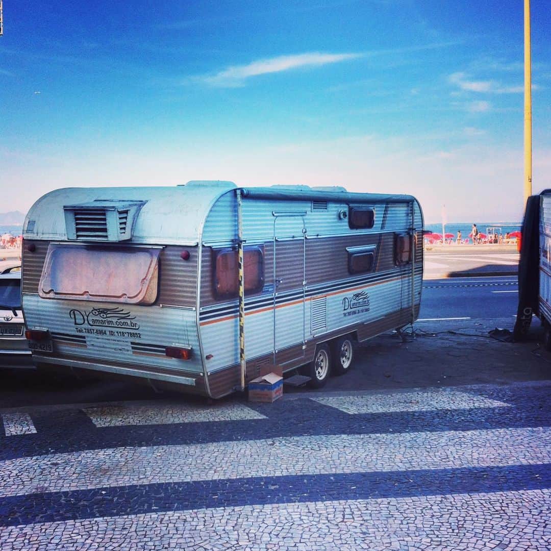 ミランダ・オットーさんのインスタグラム写真 - (ミランダ・オットーInstagram)「Trailer daze on Copacabana Beach,  Rio de Janeiro. My trailer, Flores Raras 2012. 🖤🍾🇧🇷🎶🎈#floresraras #trailerdaze #roomwithaview」8月29日 1時13分 - miranda.otto