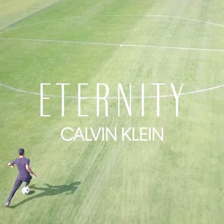 ティアゴ・アルカンタラのインスタグラム：「Becoming the father of my child with the love of my life is a moment I will hold #FORALLETERNITY. Proud to announce my partnership around the new fragrance @calvinklein ETERNITY EDP FOR MEN #sponsored」