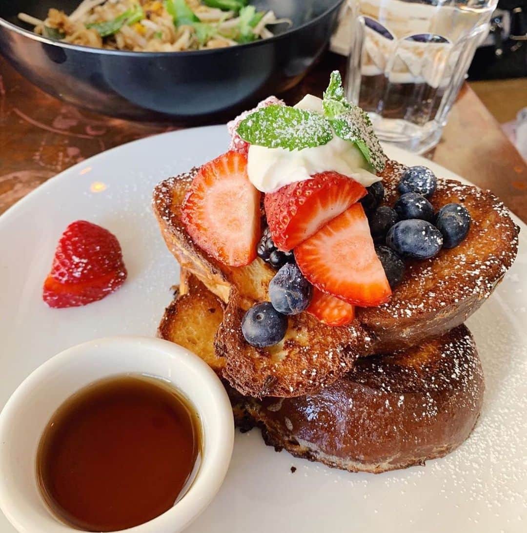 Eater LAさんのインスタグラム写真 - (Eater LAInstagram)「Brioche french toast from @otus_thaikitchen with berries, vanilla cream, and organic maple syrup. 📸: @cheska.eats. Hashtag #eaterla on your best photos for a chance to be featured.」8月29日 1時16分 - eater_la