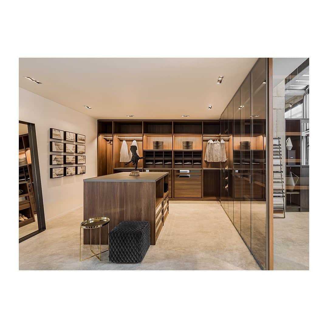 Poliform|Varennaさんのインスタグラム写真 - (Poliform|VarennaInstagram)「Poliform disembarks at Guadalajara, Mexico in a wonderful and eclectic mix of cultural styles. A new mono-brand showroom featuring all the best of Poliform’s high-end design solutions in an unique setting of double-height spaces, concrete walls and local art pieces. Slide through the images and discover the new showroom. José María Vigil 2915. Guadalajara, Jalisco.  Ph: César Béjar (@cesarbejarstudio) #poliform #poliformopening #madeinitaly #ossofurniture #guadalajara #mexico #designlover #interiordesign #contemporaryfurniture #design #architecture #homedecor #poliformlifestyle」8月29日 1時20分 - poliform_official