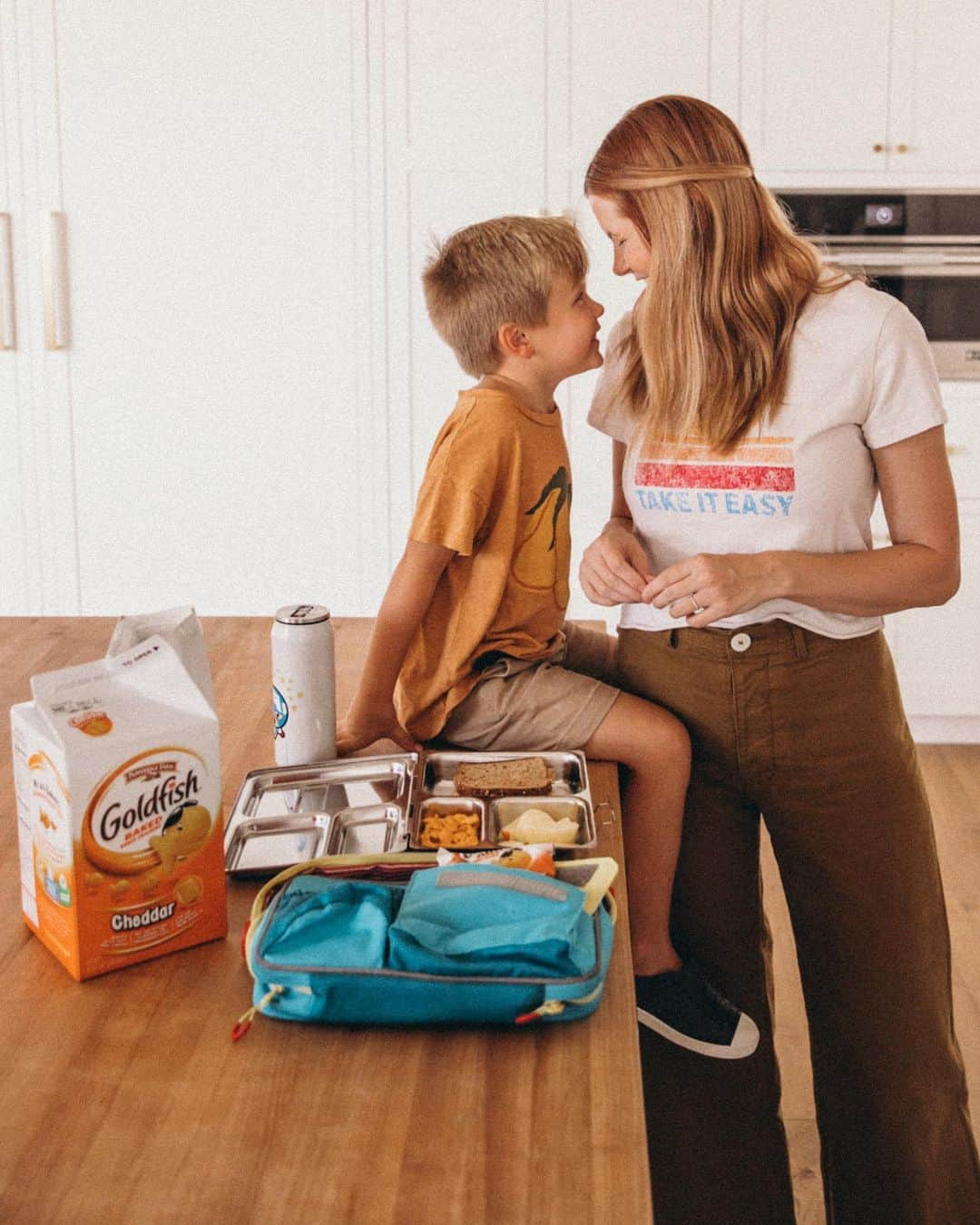 Amber Fillerup Clarkさんのインスタグラム写真 - (Amber Fillerup ClarkInstagram)「I was so excited to pack school lunches for Atticus until I remembered how few things I know he will actually eat when I’m not there to make him 😂 #ad right now my go to is a sandwich, apples, and Goldfish Cheddar crackers! They are baked with 100% real cheddar cheese with no artificial flavors or preservatives. 🧀👍🏻 I grew up on @goldfishsmiles and now my own kiddies love them and it’s something I know they will eat and love. They have individual bags as well that make it easy to grab if you pack a snack for your kid too. #GoldfishAmbassador #GoldfishMoments」8月29日 1時25分 - amberfillerup