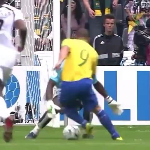 のインスタグラム：「Fenomeno ⚡️💛🇧🇷 . 🎥 @fifaworldcup • • • #ronaldinho #ronaldo #adriano #adrianoleite #jogabonito #dinho #ronaldinhogaucho #ronaldolima #ronaldonazario #kaka #kaká #ricardokaka #cbf #canarinha #verdeamarelo #selecao #selecaobrasileira #brasiliero #futboltime #ilovethisgame #futebolraiz」