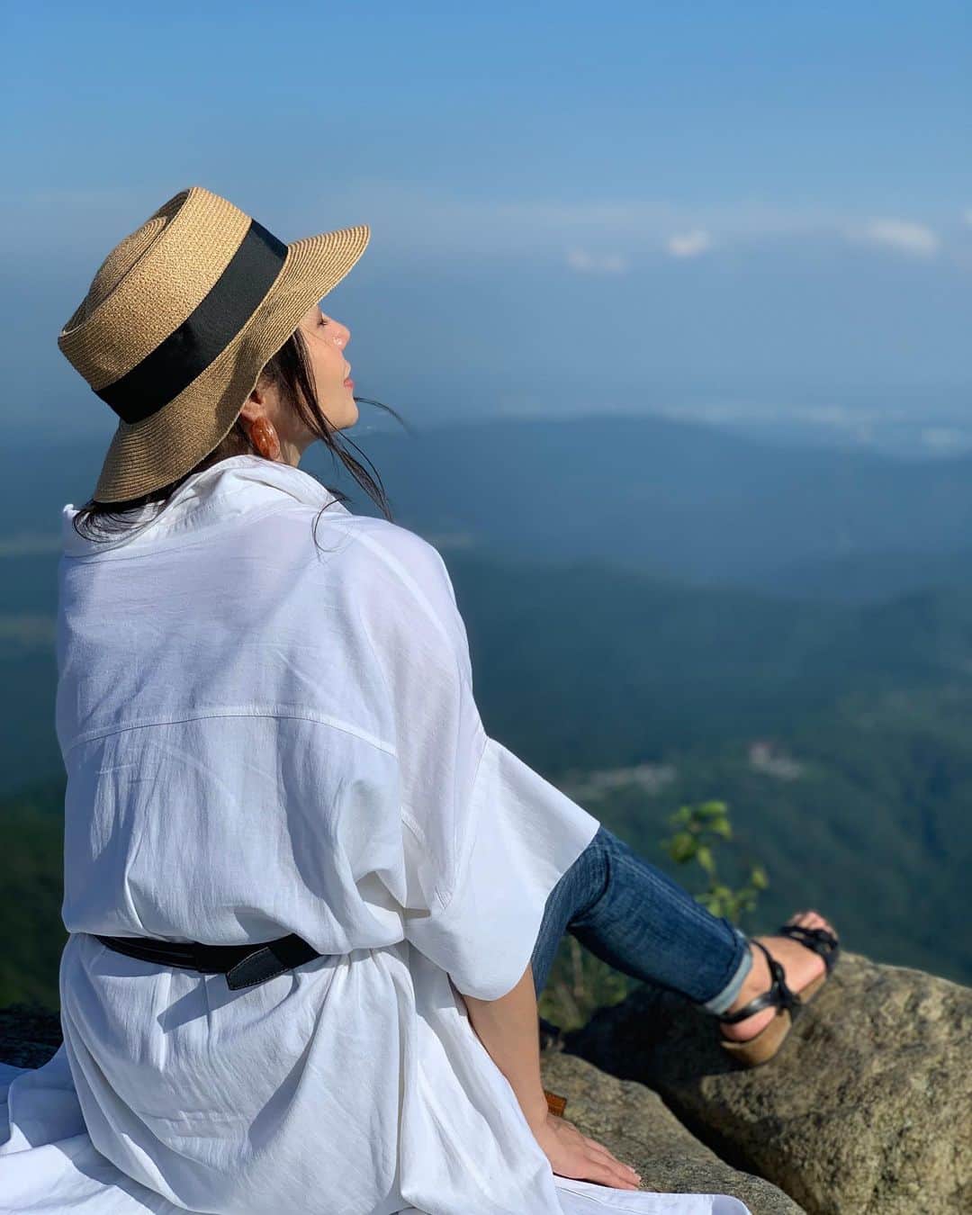 のインスタグラム：「筑波山ガマ石  またゆっくり来たい✨  時を忘れる空間✨  次はケーブルカー乗って 男体山へ行きたいな✩.*˚ #筑波山 #ガマ石 #筑波山女体山 #茨城県 #筑波市 #絶景 #時を忘れる #また来たい #mountainview #niceview #ibarakiprefecture #tsukubamountain #japanesemountain」